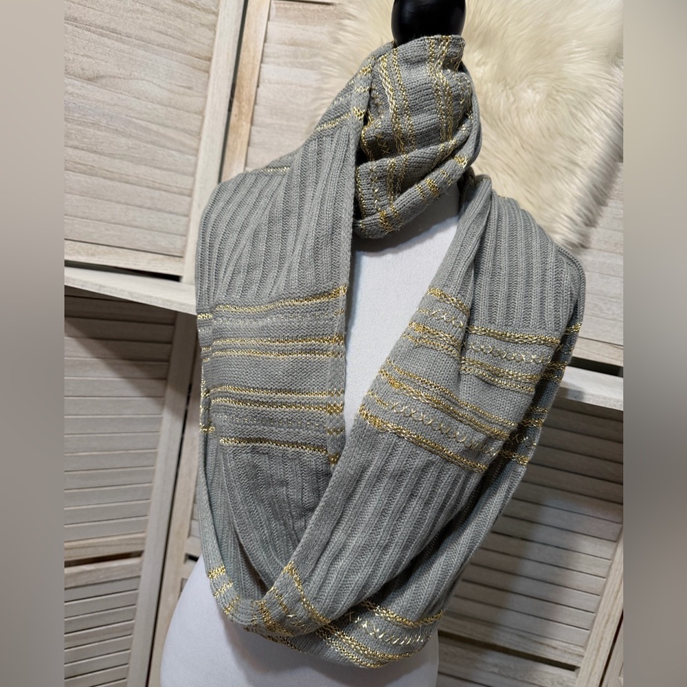 NEW• Stay Glam Gray & Gold Knit Scarf